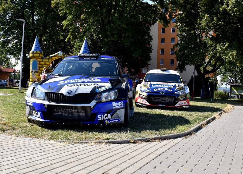 Jezdci rallye potěšili své fanoušky v Holešově.