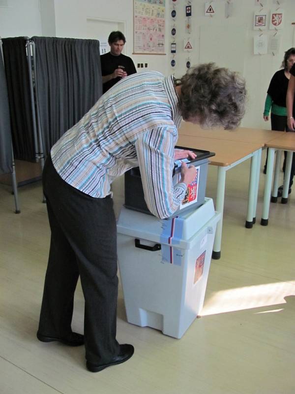 Po druhé hodině odpoledne začalo na Kroměřížsku sčítaní hlasů. Ve volební místnosti číslo 13 na Zacharu odvolilo tentokrát 835 voličů.