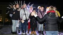 Šest vánočních koled zaznělo v doprovodu dětského sboru Moravské děti 11. prosince 2019 na náměstí v Holešově.