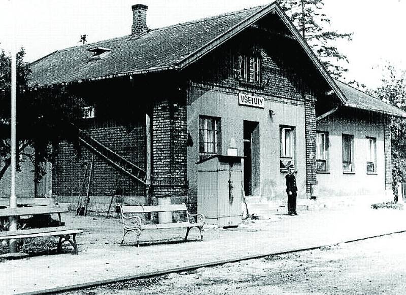 70. LÉTA. Na snímku je zachyceno nádraží ve Všetulích, které funguje v omezeném provozu i v současnosti.