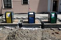 Nové podzemní kontejnery na tříděný odpad na náměstí Svaté Anny v Holešově