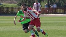 Fotbalisté Hulína (v červeno-bílých dresech) porazili ve 21. kole MSFL Vrchovinu 3:1.