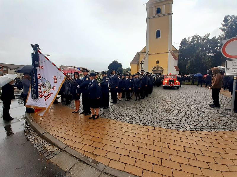 Pohřeb pětatřicetiletého Jaroslava Fily, dobrovolného hasiče z Koryčan na Kroměřížsku, který 15. září 2021 tragicky zahynul při výbuchu plynu v rodinném domě v Masarykově ulici v Koryčanech.