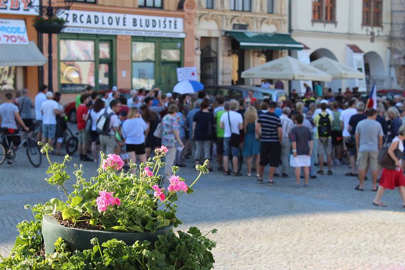 Demonstrace za nezávislou justici a proti vládě Andreje Babiše v Kroměříži, 11. června 2019.