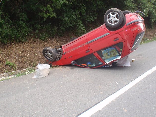 Řidička obrátila auto na střechu