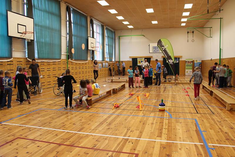 V holešovském TyMy centru pojali Den bez aut hravě: děti si tam vyzkoušely jízdu zručnosti, nordic walking, poznávání dopravních značek, nebo zdravovědu. Kromě toho je ale čekal také slalom na invalidním vozíku a slepecké dráhy.