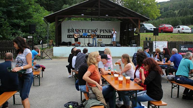 Milovníci folku a country se sešli v sobotu 29. 8. 2020 v Břestku na Slovácku. Konal se tu 17. ročník festivalu Břestecký pinkl.