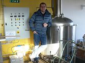 Před dvěma lety zkusil uvařit pivo doma ve sklepě, dnes vlastní pivovar v Kroměříži.