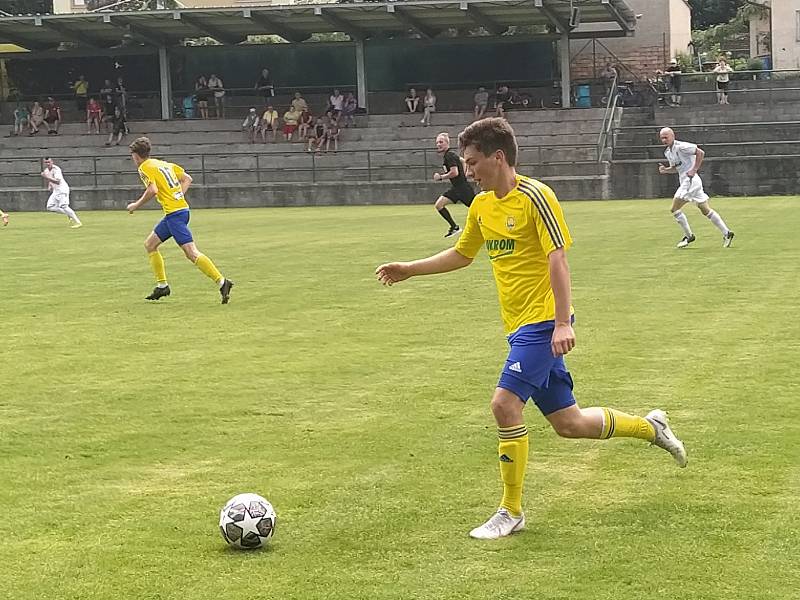 Fotbalisté Holešova (v bílých dresech) porazili zlínské mladíky 5:2.