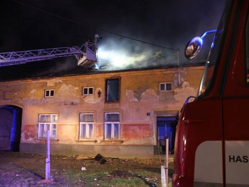 V Hulíně hořel rodinný dům: škoda za milion a jeden popálený člověk