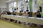 Volební místnost v holešovské 1. základní škole zastřešuje velkou část voličů s trvalým pobytem na městském úřadě. Volební účast tam je proto tradičně nižší než v ostatních místnostech.