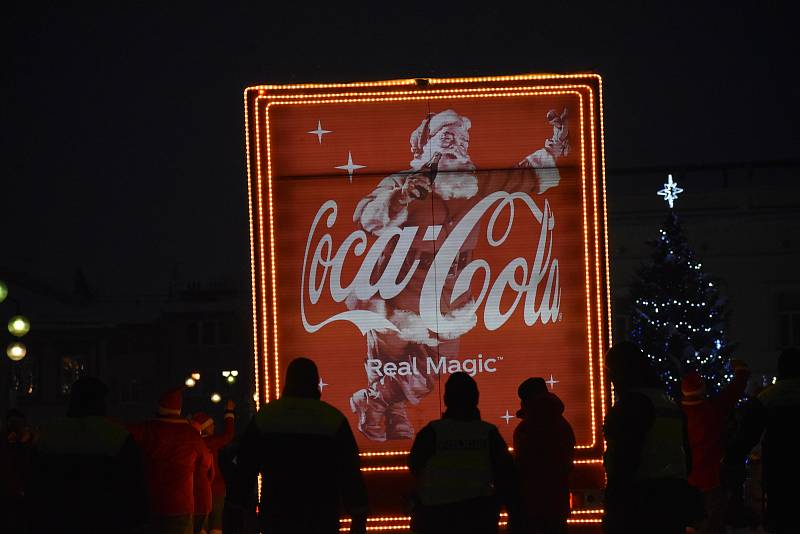 Coca-Cola kamion na náměstí Dr. E. Beneše v Holešově, 17. 12. 2022.