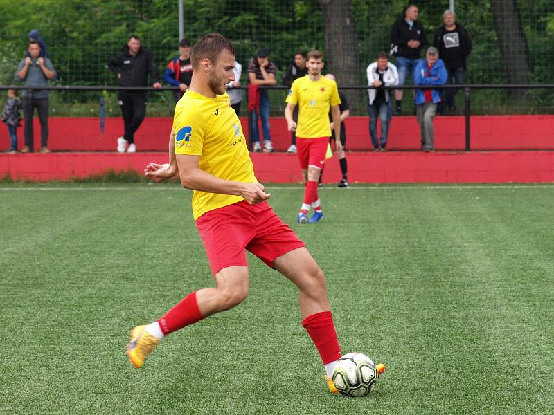 Fotbalisté Kroměříže (ve žlutých dresech) v pátečním přípravném zápase prohráli v Hodoníně 1:3.