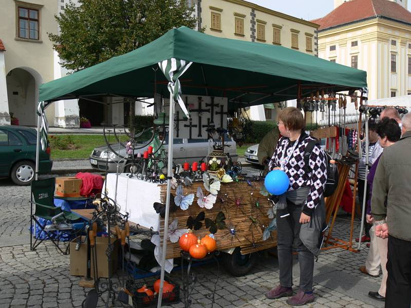 Dne 21. září se na Velkém náměstí v Kroměříži uskutečnil třetí ročník jarmaku ručních prací, šperků a bižuterie.