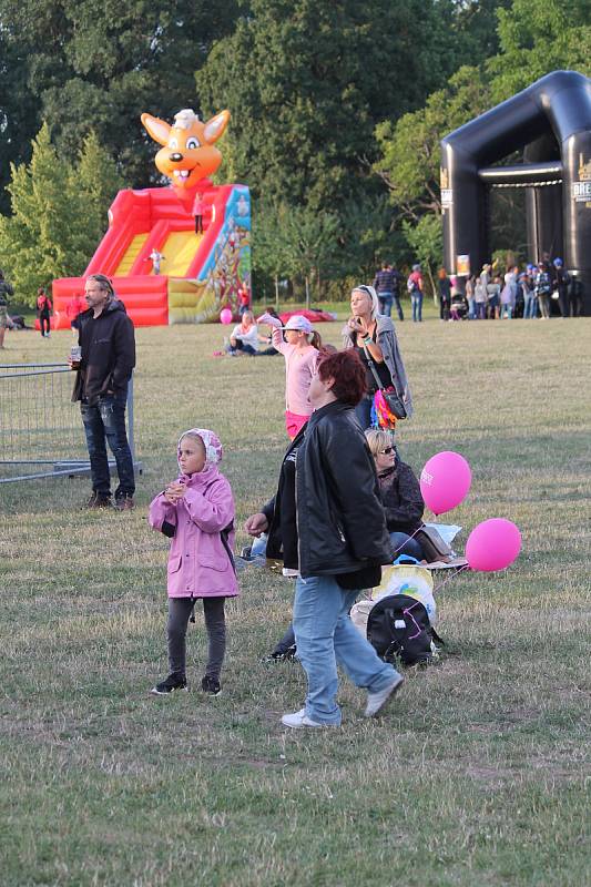 Sobotní odpoledne patřilo v Kroměříži hudbě. Na Pionýrské louce se konal Kromfest, festival pro celou rodinu. I přes občasný déšť se na kapely přišly podívat stovky lidí.