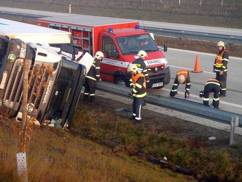 Převrácený kamion brzdil provoz na dálnici asi sedm hodin. 