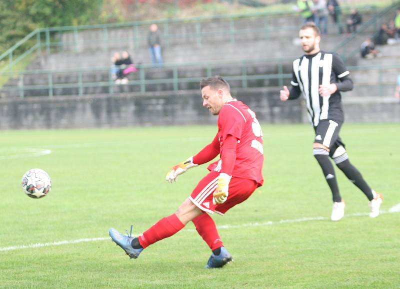 Divizní fotbalisté Holešova (v bílo-černém) doma v rámci 10. kola podlehli 0:1 Novým Sadům.