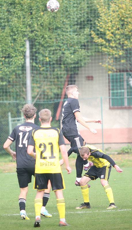 Divizní fotbalisté Holešova (v bílo-černém) doma v rámci 10. kola podlehli 0:1 Novým Sadům.