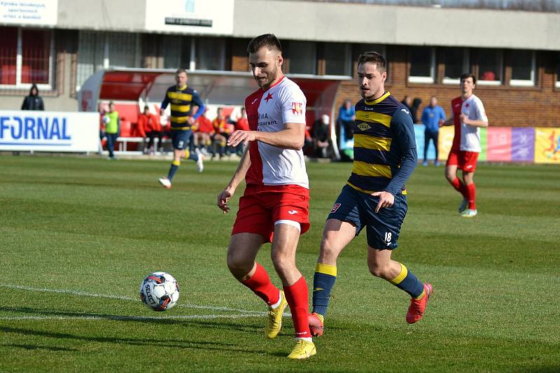 Fotbalisté Kroměříže (bíločervené dresy) ve 20. kole MSFL zdolali Frýdlant nad Ostravicí 3:2 a upevnili si vedoucí pozici.