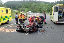 Dva motorkáři nepřežili vzájemnou čelní srážku. Spolujezdkyně utrpěla těžká zranění