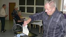 O volby se na Kroměřížsku zajímali také senioři. Členové volební komise za nimi přišli i přenosnou urnou.