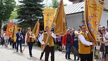 Včelaři se na Hostýně, při své 19. národní pouti, symbolicky loučili s arcibiskupem Janem Graubnerem. Ten pozval věřící na velehradskou pouť v krojích