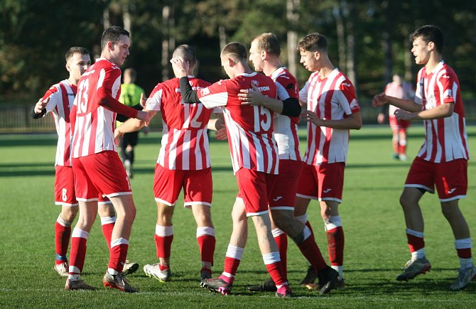 Fotbalisté Spartaku Hulín (v červeném) jsou po podzimu na 13. místě.