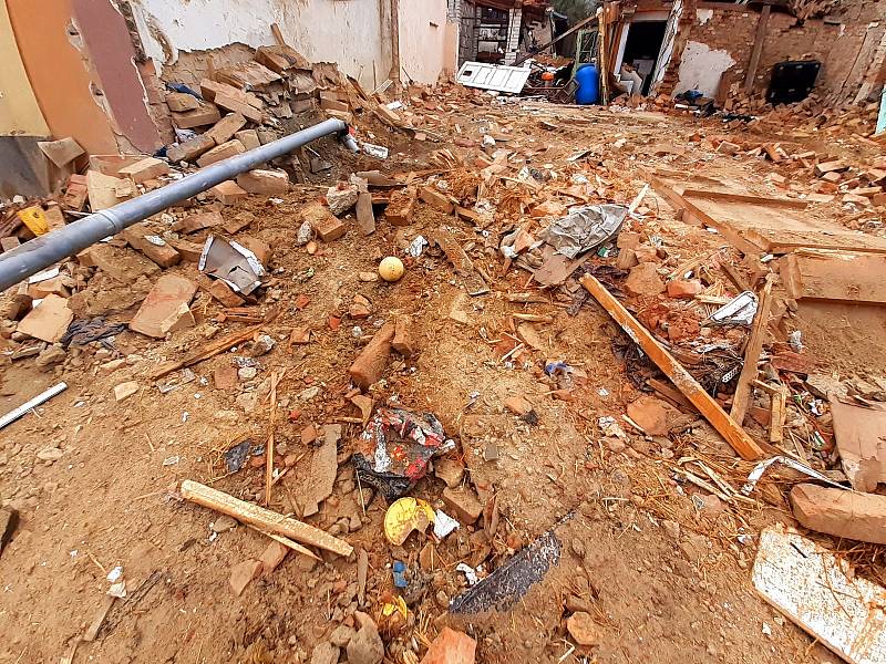 V Koryčanech na Kroměřížsku došlo k tragické explozi v rodinném domě. Na snímku místo den poté, ve čtvrtek 16. září 2021