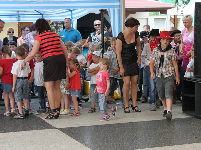 V sobotu se v Rymicích na Kroměřížsku slavilo. A to 660 let od založení obce a 120 let o založení místní základní školy. Na slavnostech předvedli své taneční umění i tamní žáci.