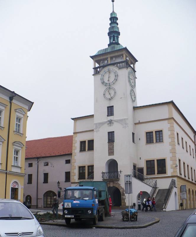 Pětatřicet let starý stříbrný smrk, který zdobil od 28. listopadu Velké náměstí v Kroměříži, v úterý padl k zemi. Pracovníkům technických služeb se vánoční strom podařilo bez komplikací skácet během dopoledne.