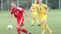 Fotbalisté Zborovic B (v červeném) ovládli 1. kolo III. třídy OFS Kroměříž v Bezměrově, kde porazili domácí 4:0.