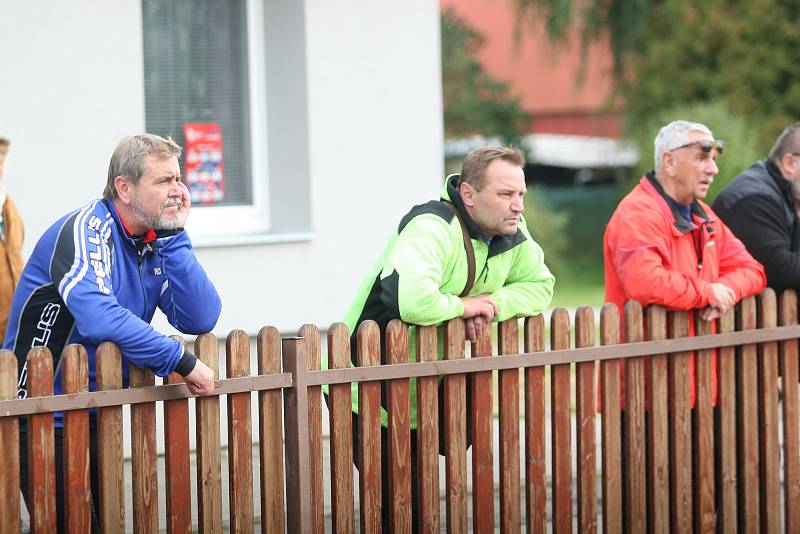 Fotbalisté Hulína (v červeném)  v 9. kole Okresního přeboru OFS Kroměříž porazili zálohu Skaštic 5:1.