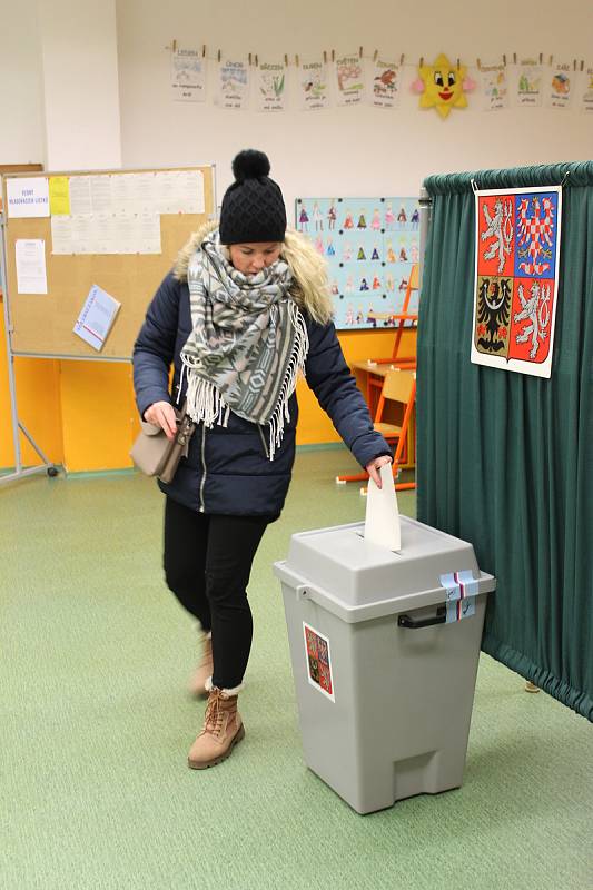 Dvě volební místnosti vedení hulínské radnice umístilo také do budovy tamní základní školy. Na příchozí voliče komise dlouho čekat nemusely.