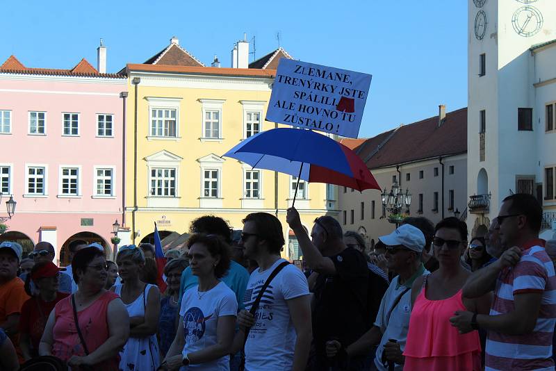 Demonstrace za nezávislou justici a proti vládě Andreje Babiše v Kroměříži, 11. června 2019.