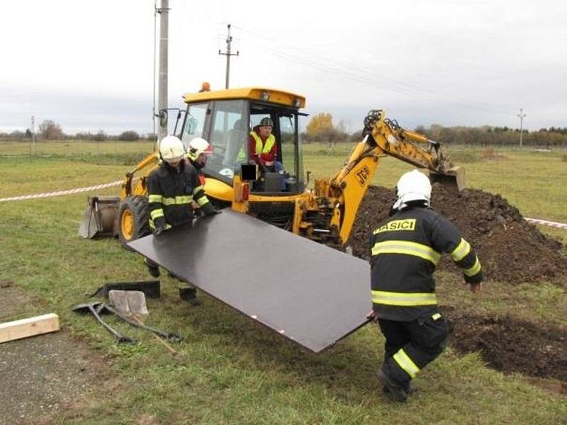 Cvičení zaměřené na vyproštění zavaleného člověka absolvovali v úterý kroměřížští hasiči. Pouhý den předtím podobnoou událost shodou okolností řešili v Hulíně, kde uvízl dělník v montážní jámě.