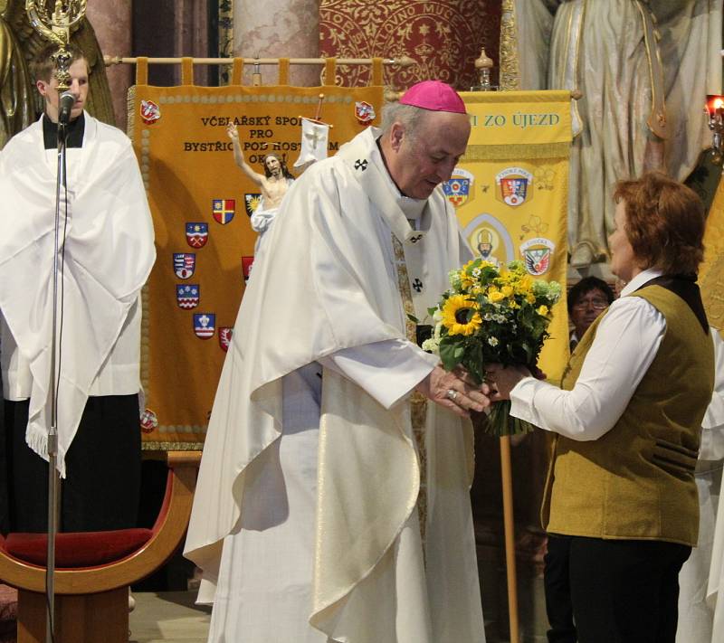 Včelaři se na Hostýně, při své 19. národní pouti, symbolicky loučili s arcibiskupem Janem Graubnerem. Ten pozval věřící na velehradskou pouť v krojích