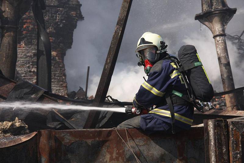 Záchranáři z Hlučína nasadili k likvidaci požáru  těžkou techniku. 