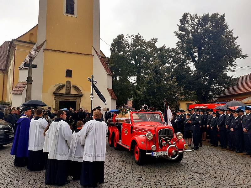 Pohřeb pětatřicetiletého Jaroslava Fily, dobrovolného hasiče z Koryčan na Kroměřížsku, který 15. září 2021 tragicky zahynul při výbuchu plynu v rodinném domě v Masarykově ulici v Koryčanech.