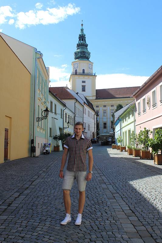 Přestože při záchraně hořícího muže u benzinové pumpy si Radim Voňka vedl na výbornou, pokračovat nebude jako medik, ale jako strojař.