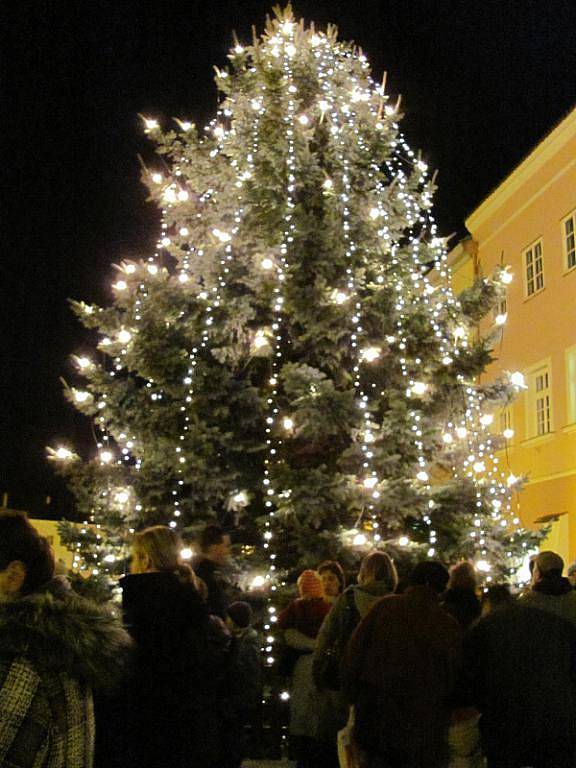 Na Velkém náměstí v Kroměříži se ve čtvrtek 25. listopadu 2010 konalo slavnostní rozsvěcení vánočního stromu. Akci předcházel příjezd Mikuláše s jeho družinou.  