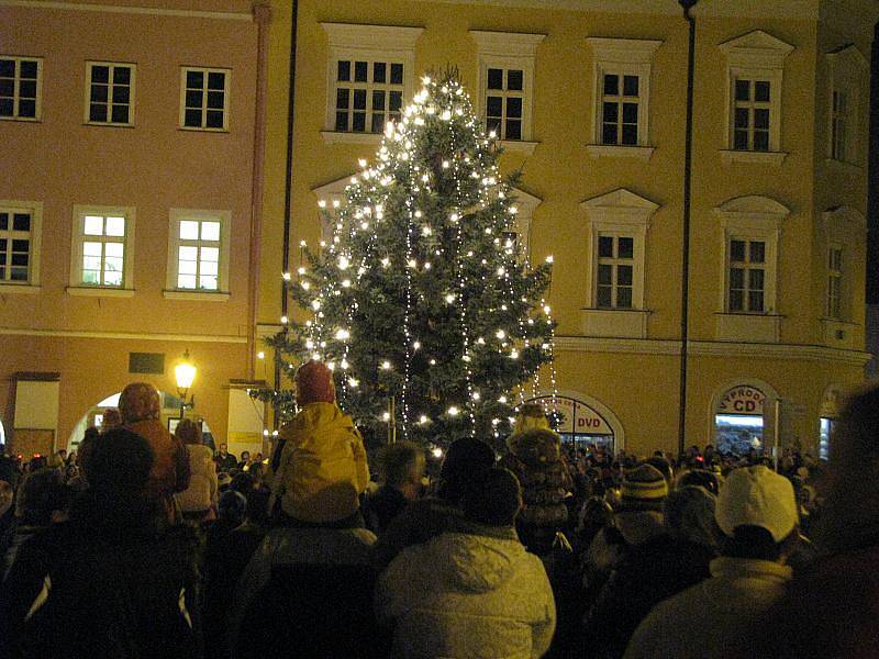 Na Velkém náměstí v Kroměříži se ve čtvrtek 25. listopadu 2010 konalo slavnostní rozsvěcení vánočního stromu. Akci předcházel příjezd Mikuláše s jeho družinou.  