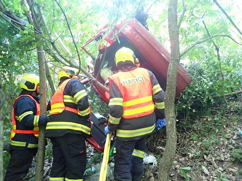 Záchranáři zasahují v neděli 22. května 2022 u nehody osobního vozu Škoda u Střílek na Kroměřížsku.