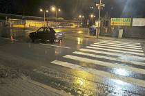 Čtyřicetiletá řidička přehlédla na přechodu u autobusového nádraží v Holešově chodkyni a srazila ji. Žena je těžce zraněná.
