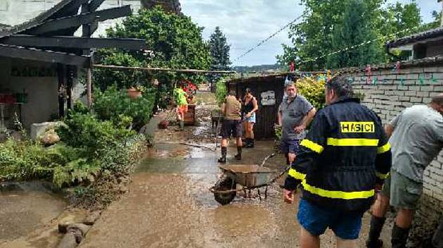 Bahno a voda z polí ohrozily rodinné domy v Ludslavicích.