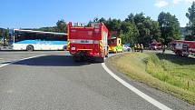 Hasiči zasahují u nehody autobusu a osobního auta u Střílek.