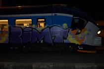 Neznámý sprejer pokreslil vlakovou soupravu na vlakovém nádraží v Osíčku.