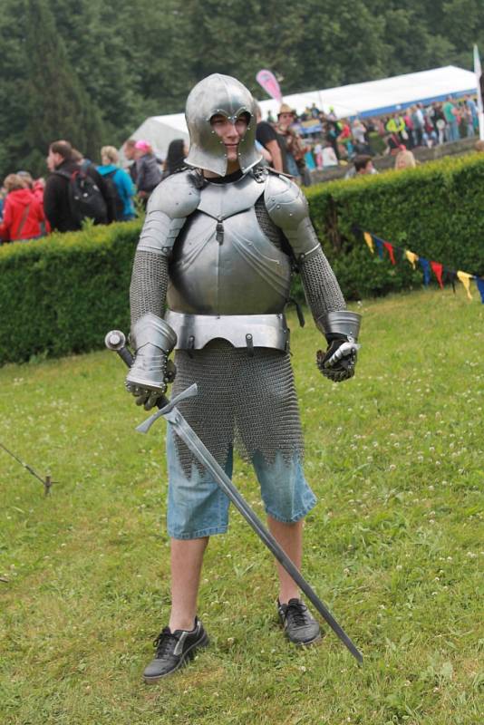 V areálu Holešovského zámku se o víkendu odehrál už čtvrtý ročník Holešovské regaty. Letos poprvé jakou dvoudenní festival. Kromě hudebních hvězd, nechyběla ani netradiční plavidla, přejezd vodní lávky na kole a spousta atrakcí pro děti.