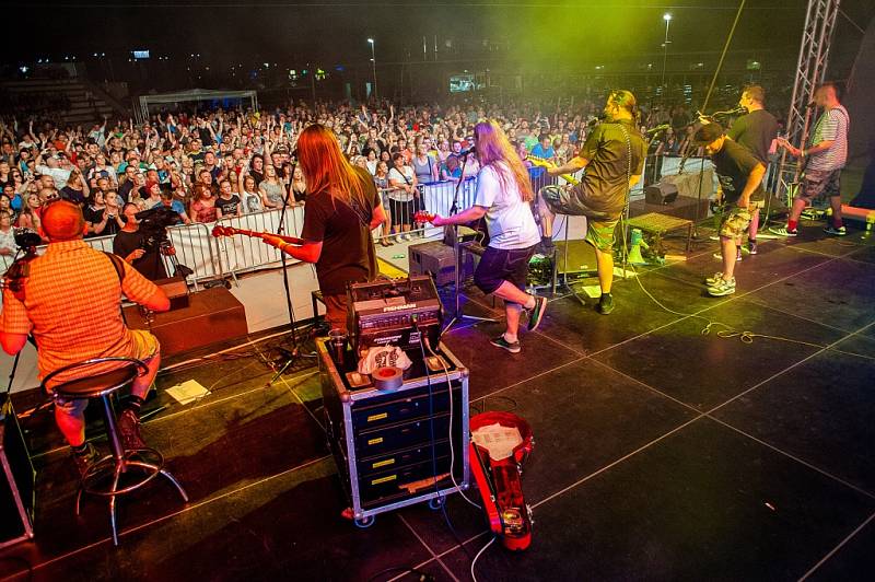 První ročník nového hudebního festivalu Kácení máje hostilo poslední květnový víkend kroměřížské výstaviště Floria: vystoupil na něm mio jiné slovenský zpěvák Vašo Patejdl nebo kapela Divokej Bill.