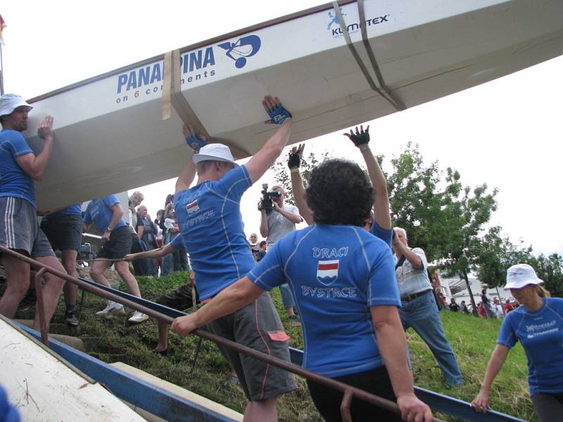 Historicky první jízda dračí lodi po Baťově kanále a řece Moravě se uskuteční ve dnech 11. až 14. června 2009. Start se konal 11. června v kroměřížském přístavišti.