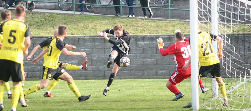 Divizní fotbalisté Holešova (v bílo-černém) doma v rámci 10. kola podlehli 0:1 Novým Sadům.